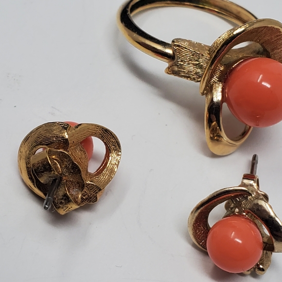 Vintage Avon ring and matching earrings - Picture 3 of 5